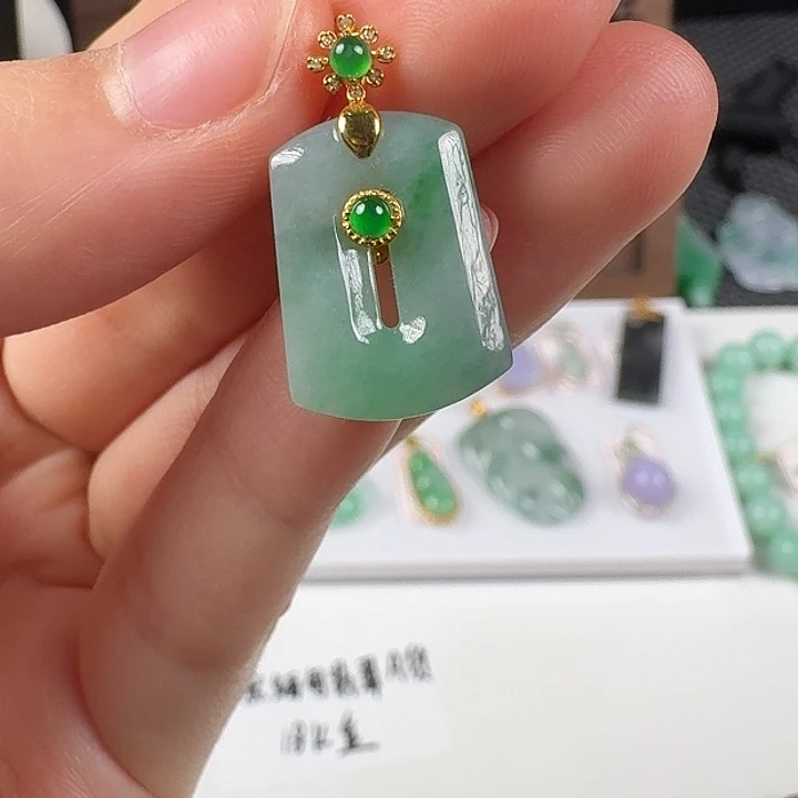 翡翠18K金镶嵌颈饰