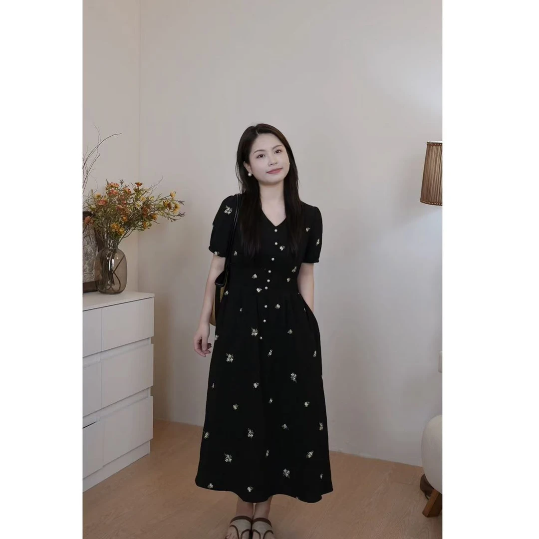 小个子时尚黑色碎花刺绣长裙V领法式A字裙珍珠收腰连衣裙
