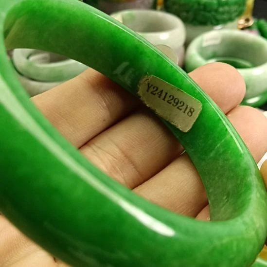 翡翠未镶嵌颈饰宽*