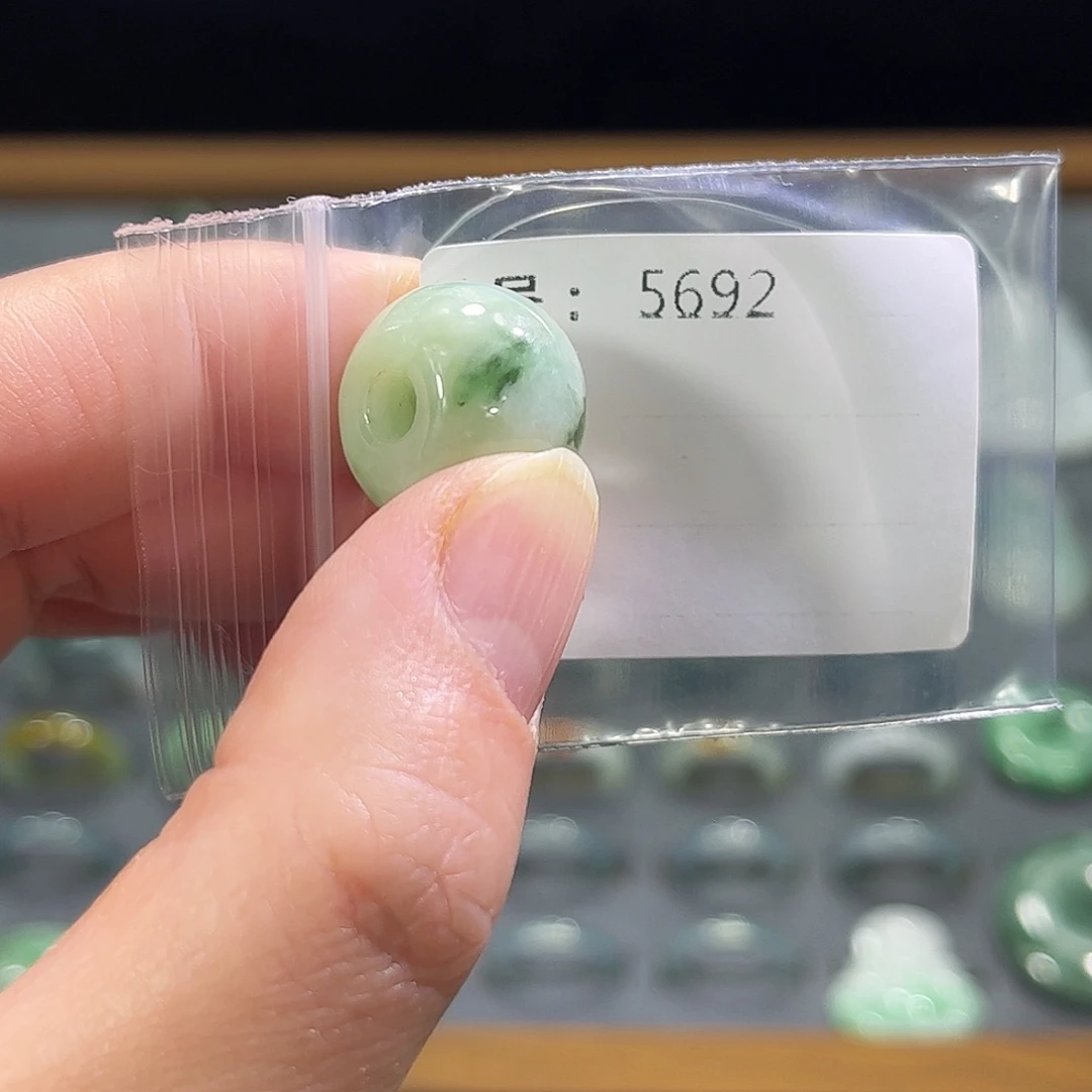 翡翠未镶嵌戒指5692。