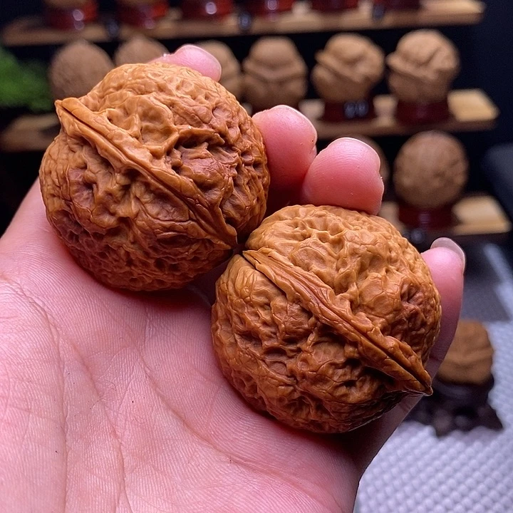 文玩核桃吊坠二龙戏珠47