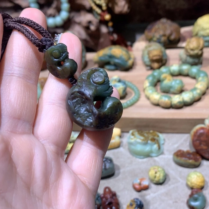 未镶嵌岫岩河磨玉（透闪石质玉）把件眯****界