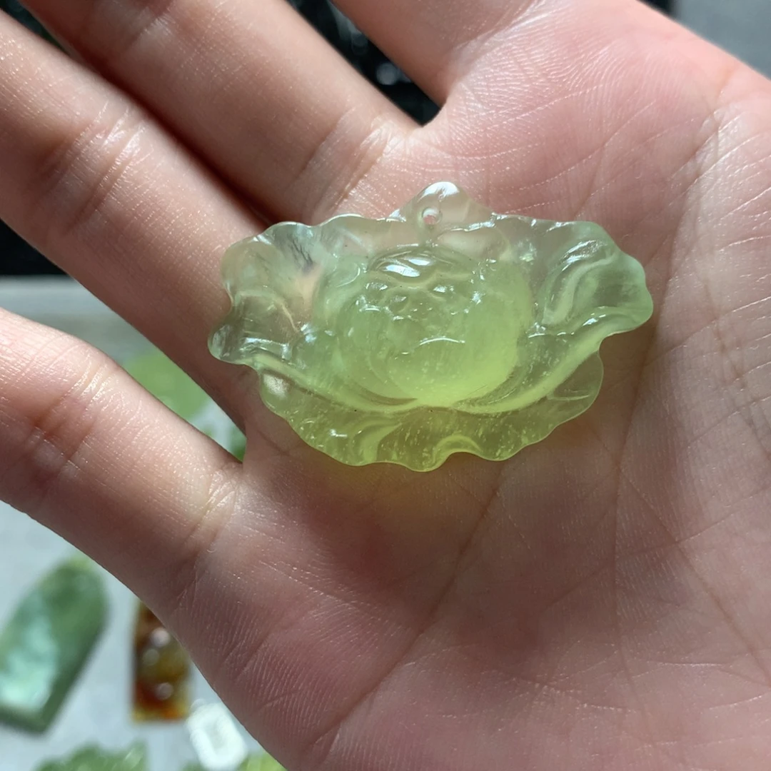 岫玉未镶嵌颈饰牡丹