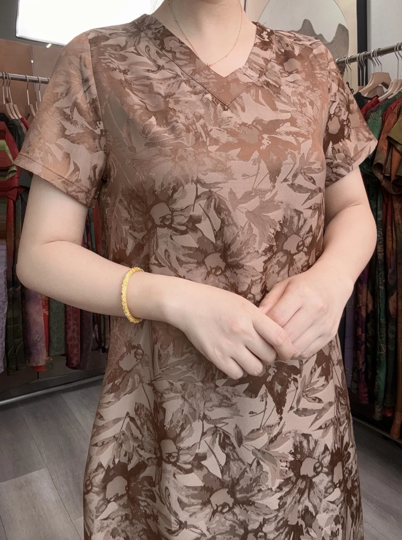 1148-1新款咖色刻花连衣裙，宽松显瘦妈妈装