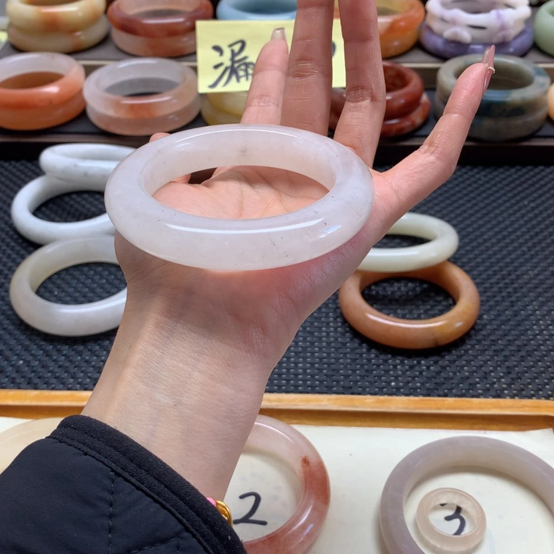 石英质玉手镯未镶嵌伊****3