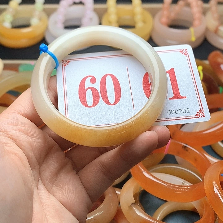 未镶嵌石英质玉（黄龙玉）手镯