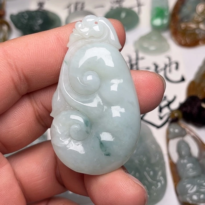 翡翠未镶嵌颈饰如意