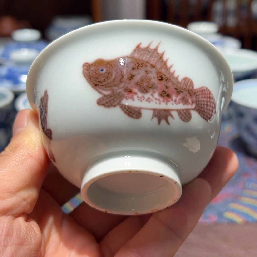 杯青花釉里红三面鳜鱼主人杯口径约8.5厘米