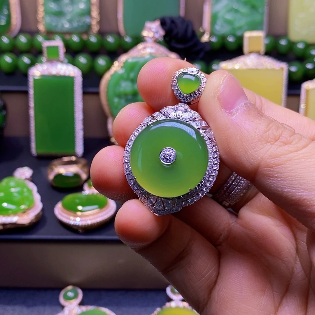 梦***妍和田玉18K金镶嵌挂件