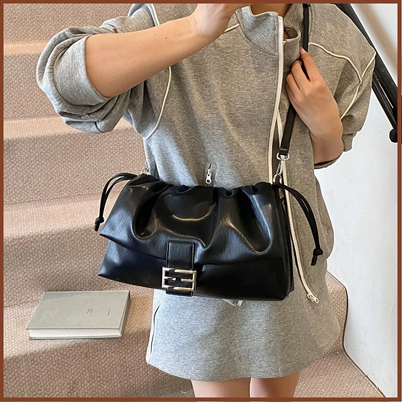 新款小众2025腋下女抽绳时尚大容量设计包包斜挎包夏季单肩褶皱包