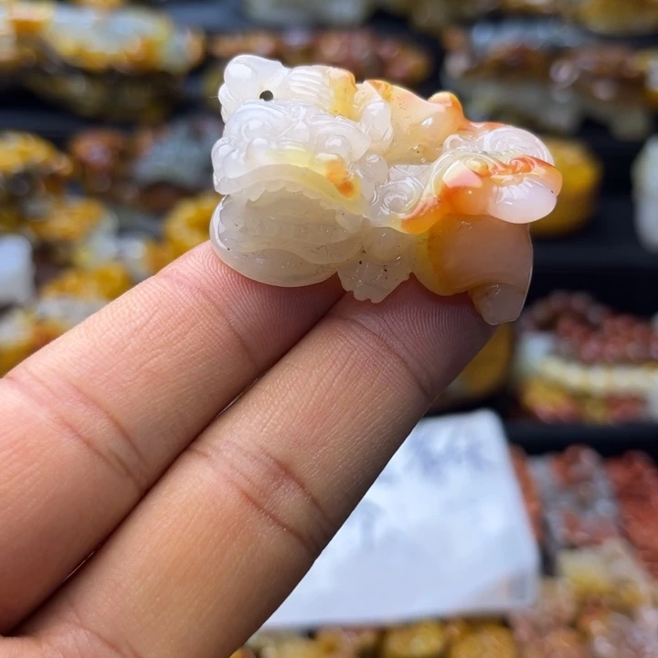 石英质玉（黄龙玉）未镶嵌颈饰