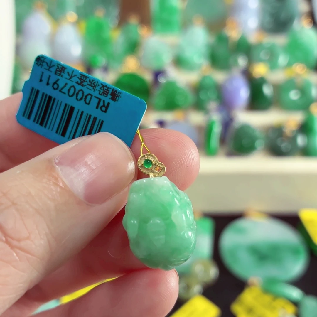 翡翠未镶嵌颈饰……