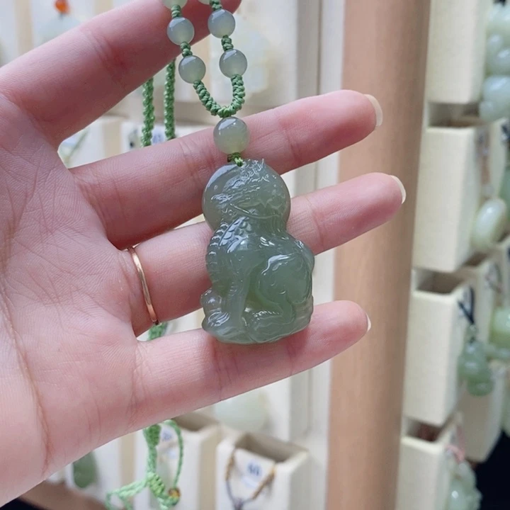 光***明和田玉未镶嵌颈饰