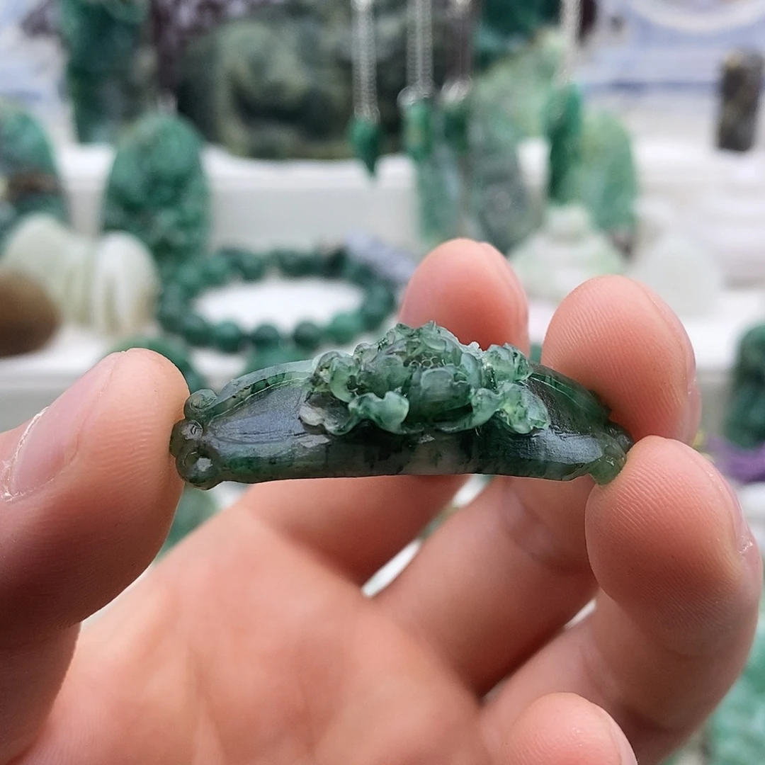 芸***芸独山玉未镶嵌颈饰