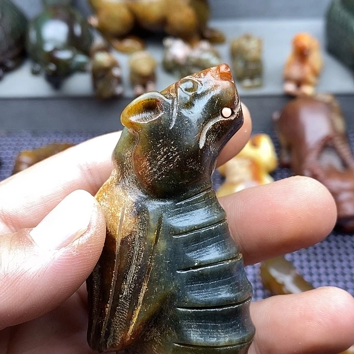 未镶嵌蛇纹石玉颈饰