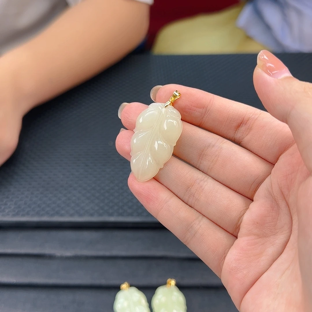 颈饰银S925镶嵌和田玉叶子吊坠