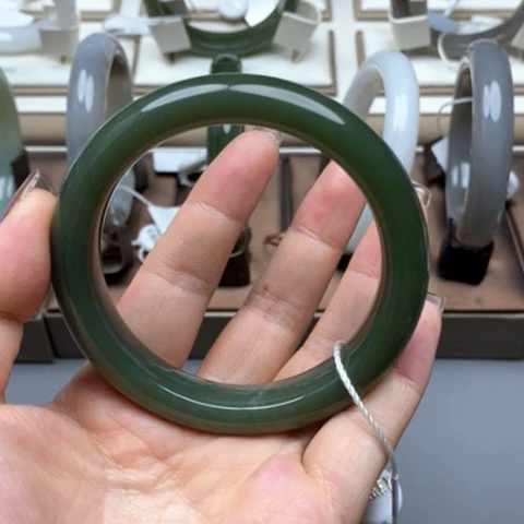 和田玉未镶嵌手镯