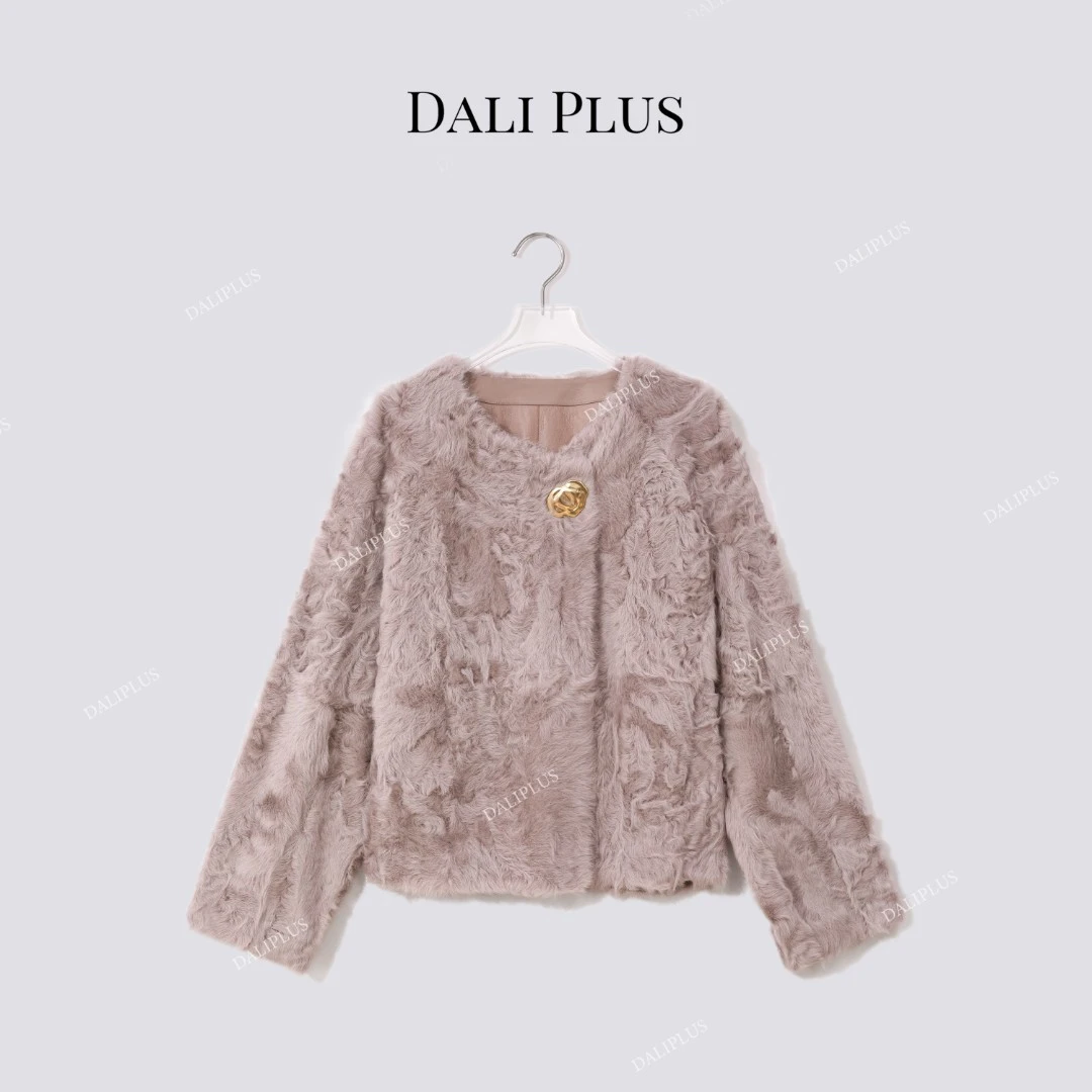 DALI PLUS奢级小湖羊皮毛一体大金扣冰莓粉卷毛皮草外套-D5MM2751