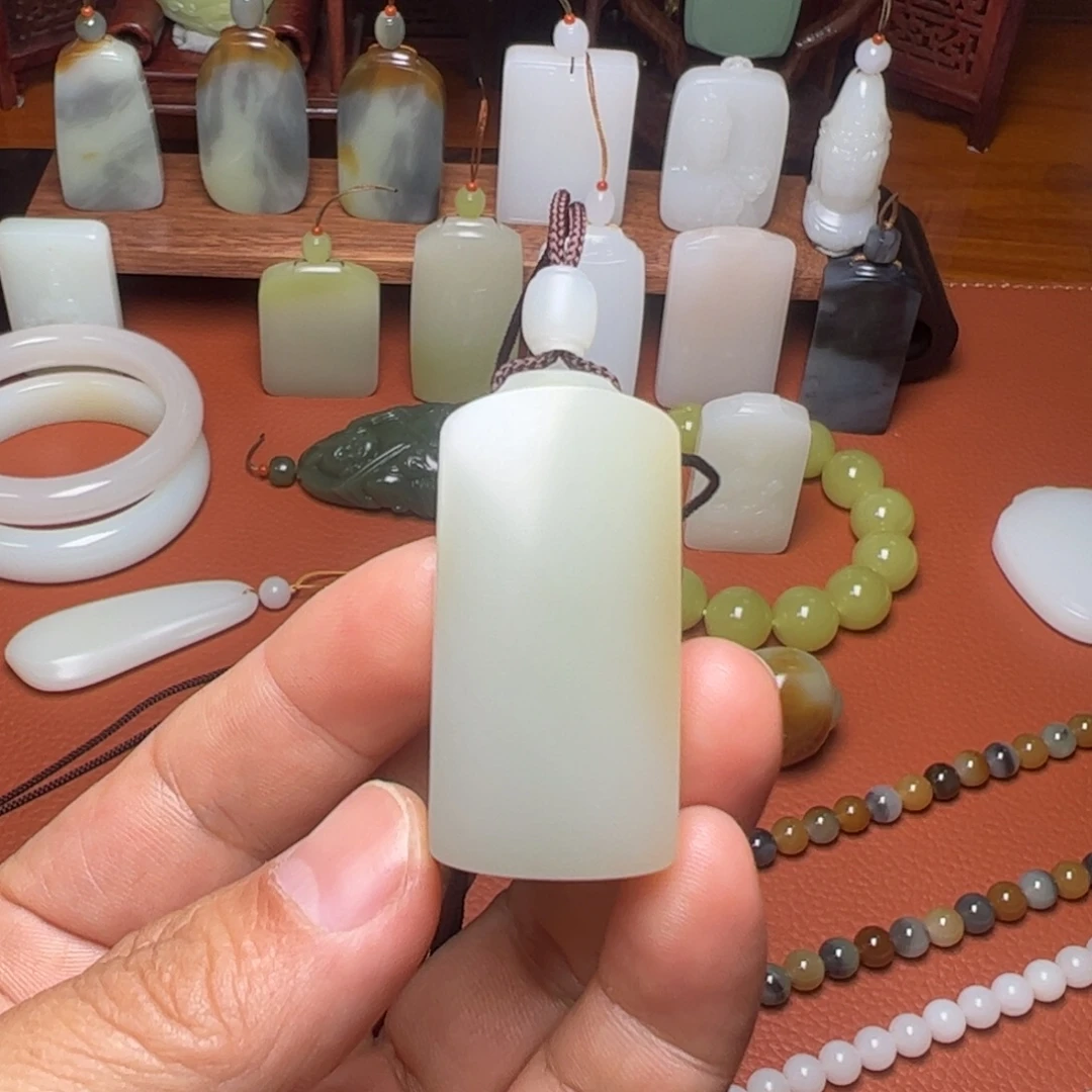 方***战和田玉未镶嵌颈饰