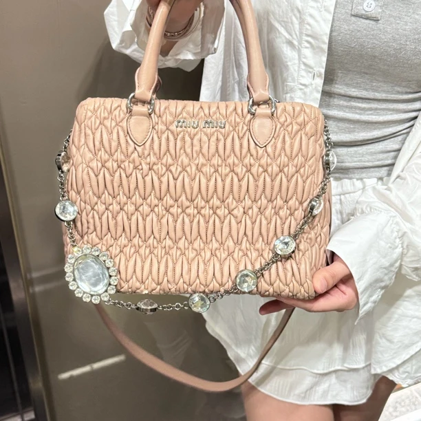 95新 MIU MIU/缪缪 miumiu裸粉色褶皱菜篮子手提包