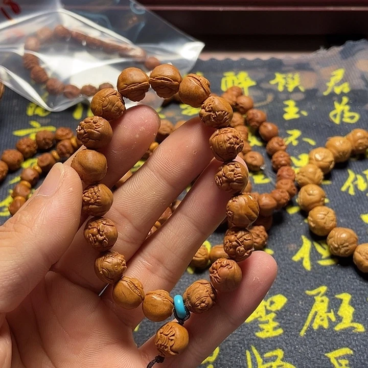 龙纹桃核雕刻横财神