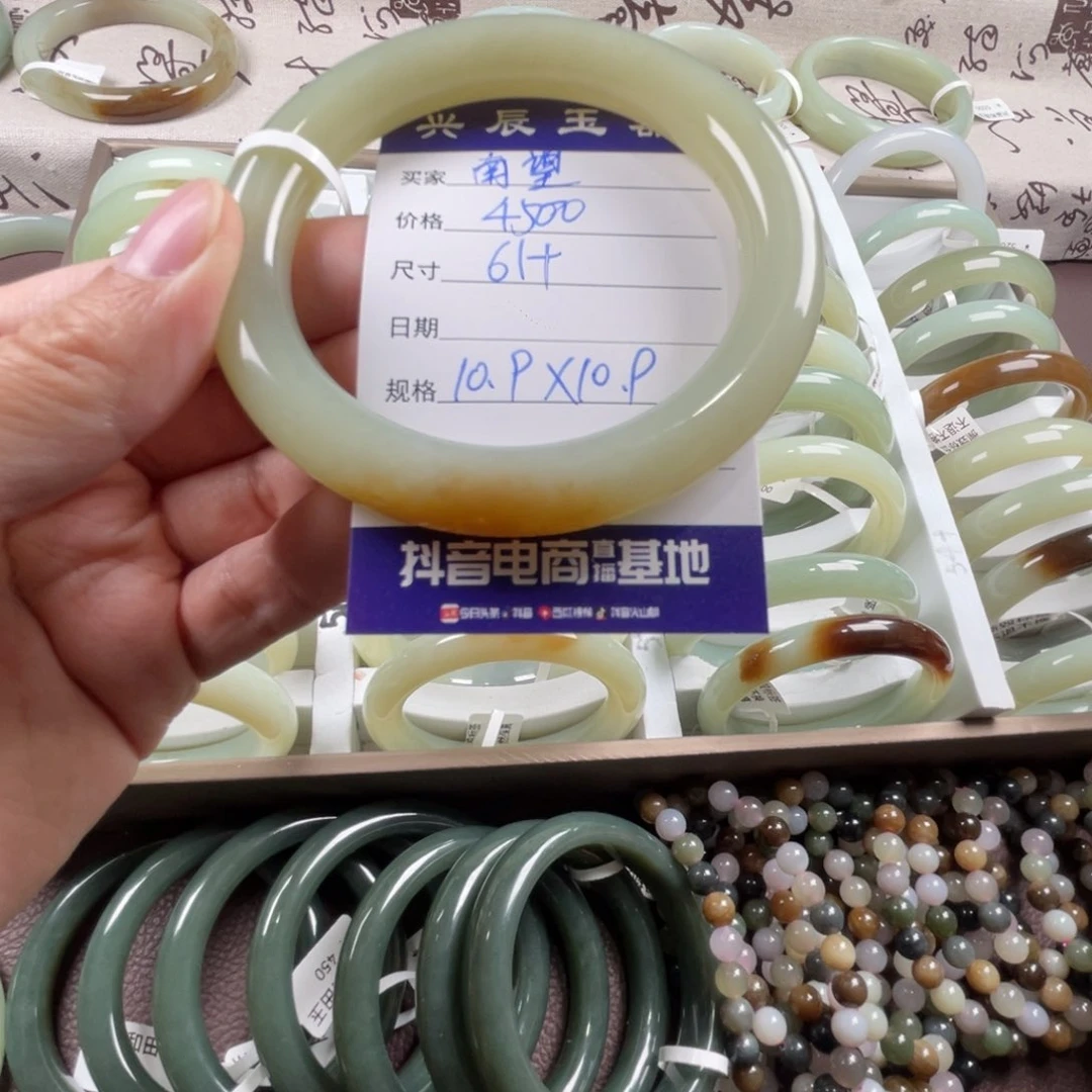 和田玉手镯未镶嵌南*。