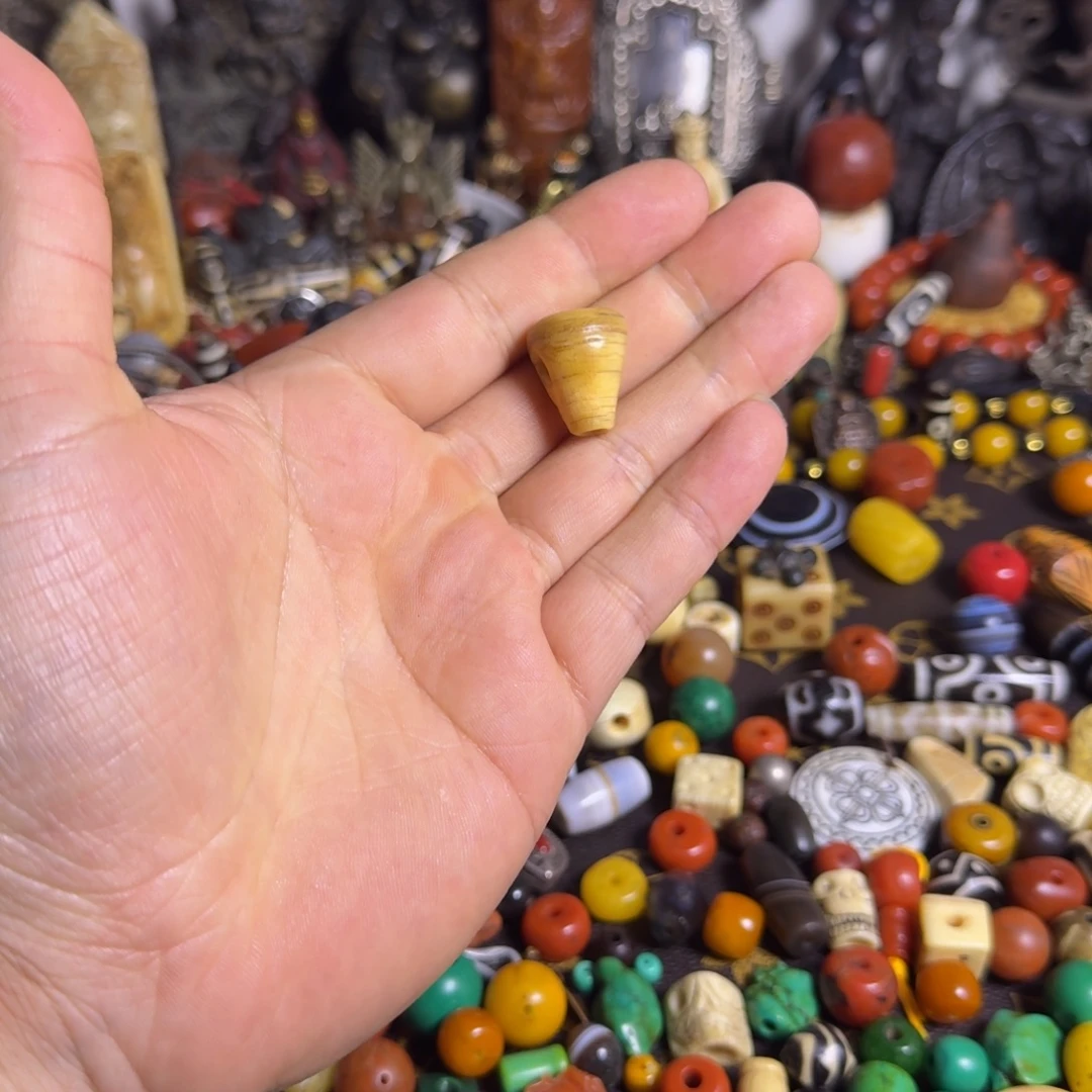 （***）琉璃颈饰三通如图