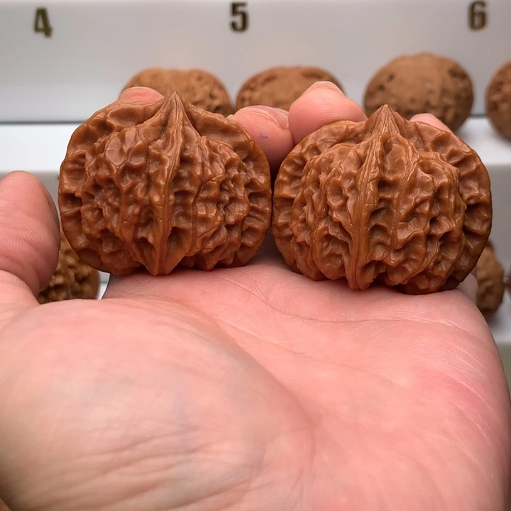 囧***男把件文玩核桃玉溪四棱