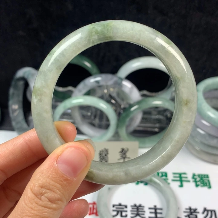 翡翠未镶嵌手镯17号。 57.5圈