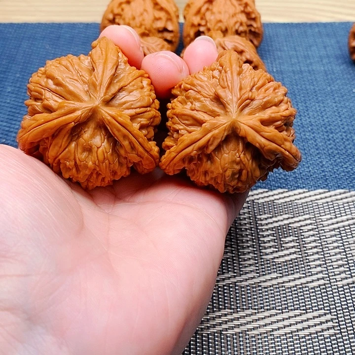 阳***缕文玩核桃吊坠三棱