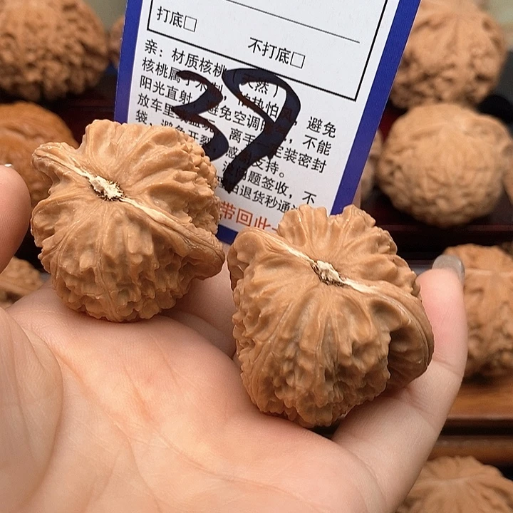 吊坠桃核白狮子头40