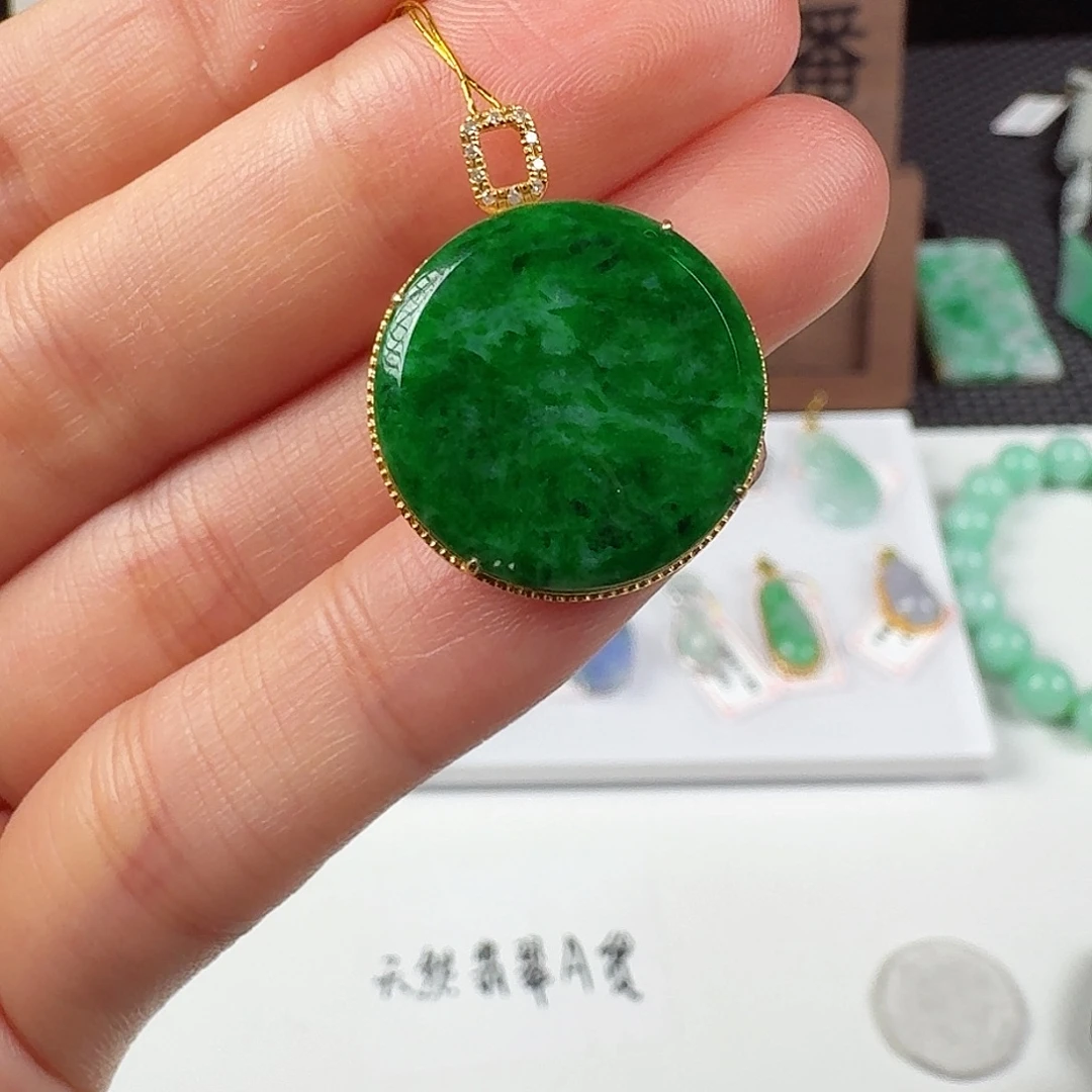 翡翠18K金镶嵌颈饰