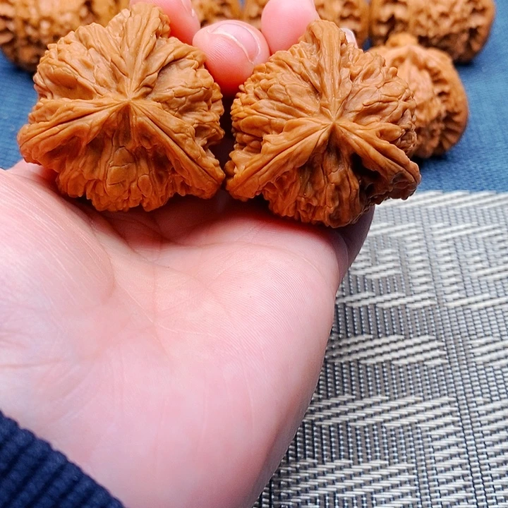 懋***言吊坠文玩核桃三棱