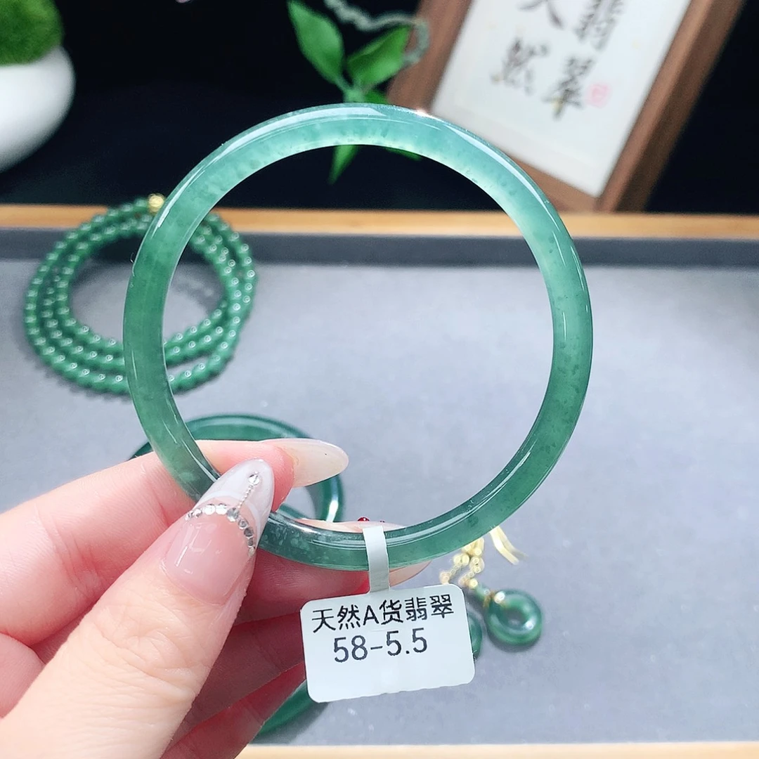 翡翠手镯（圆镯）未镶嵌