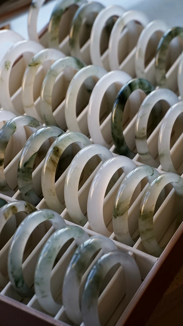 新疆天山翠玉半山水飘花种小众玉女款镯子