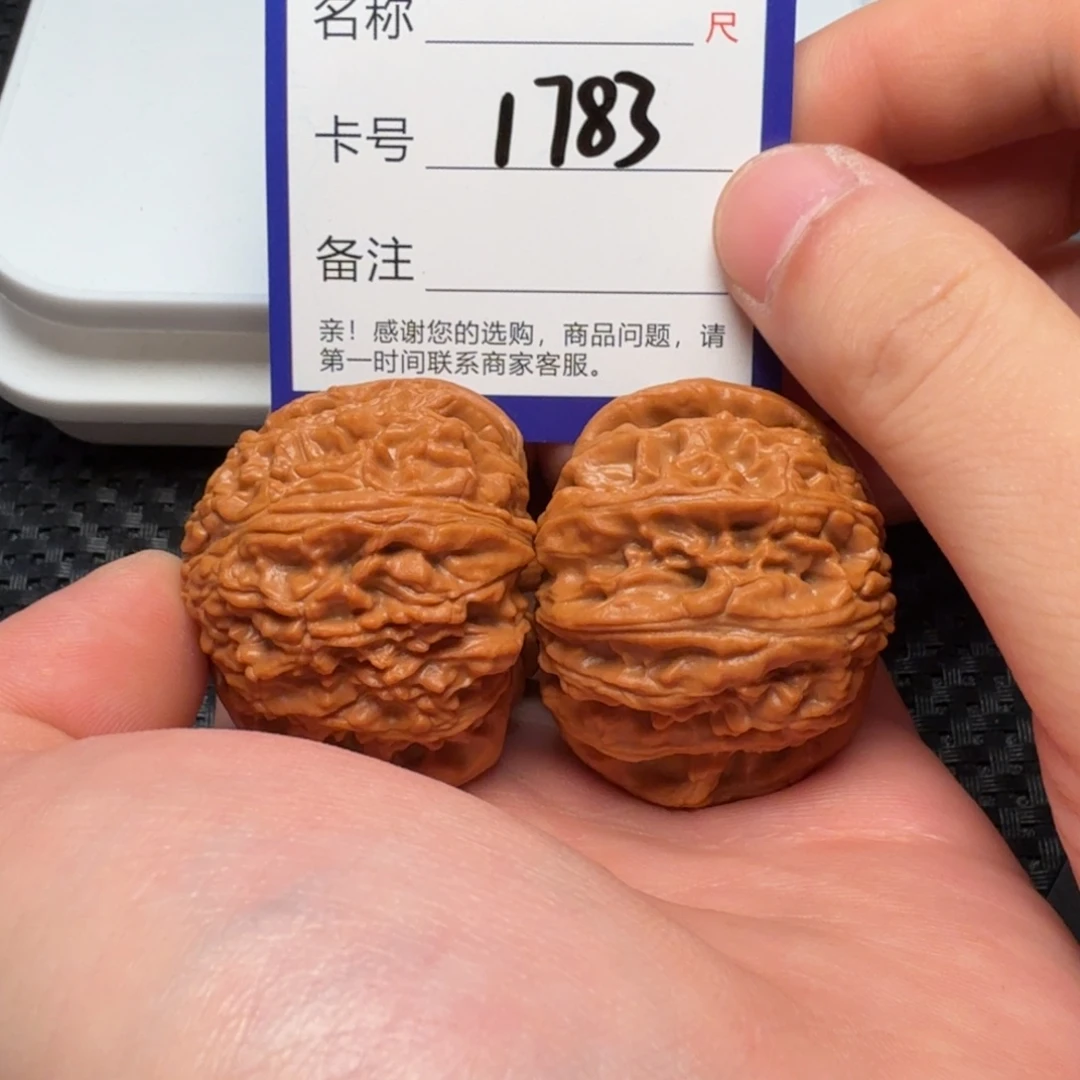 文玩核桃吊坠白狮子