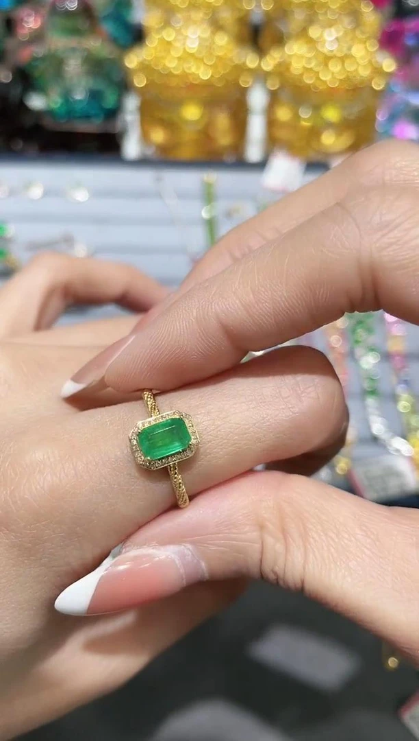 18K金镶嵌天然祖母绿戒指