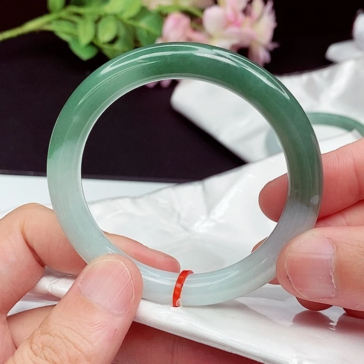 翡翠手镯未镶嵌56圈