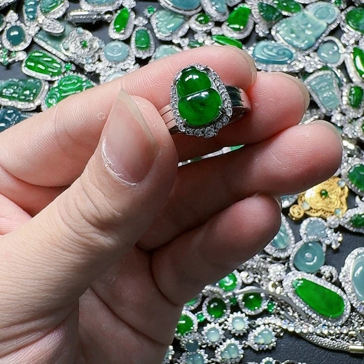 翡翠颈饰未镶嵌天然A货翡翠放漏