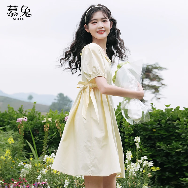 慕兔别致独特气质连衣裙少女2024夏季新款法式方领泡泡袖显瘦裙子