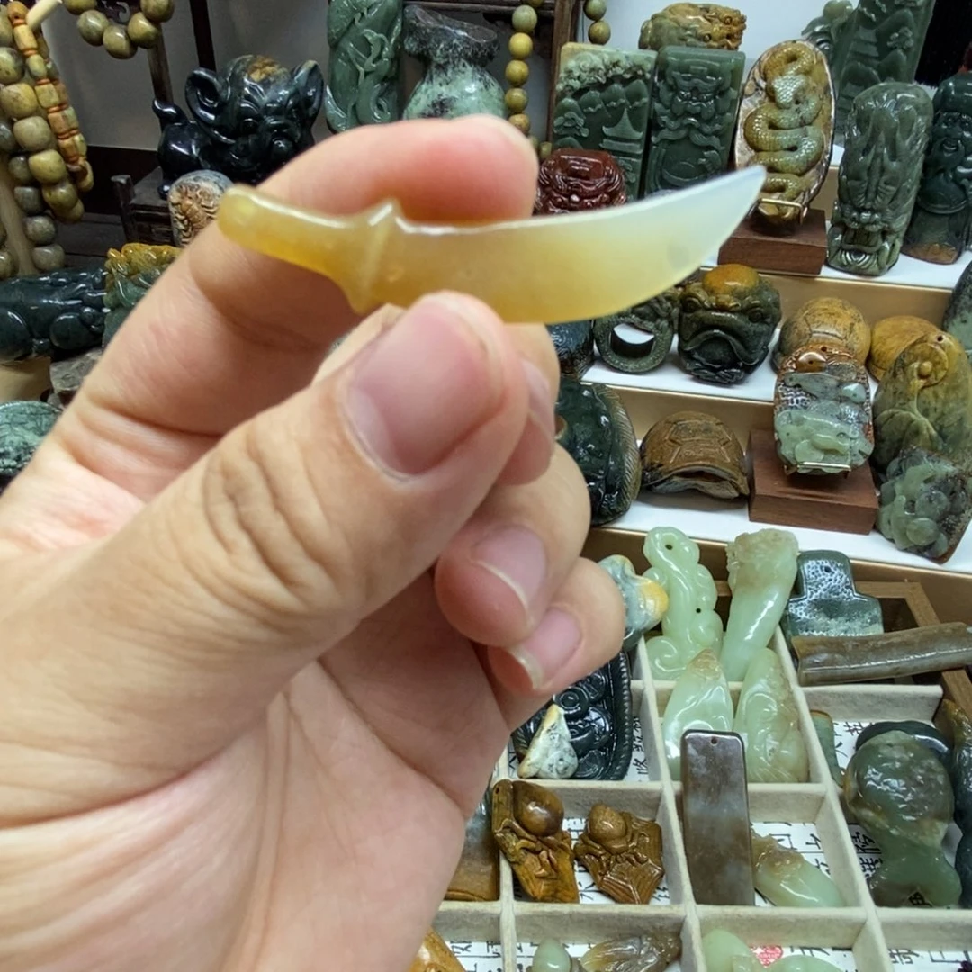 未镶嵌岫岩老玉（透闪石质玉）把件
