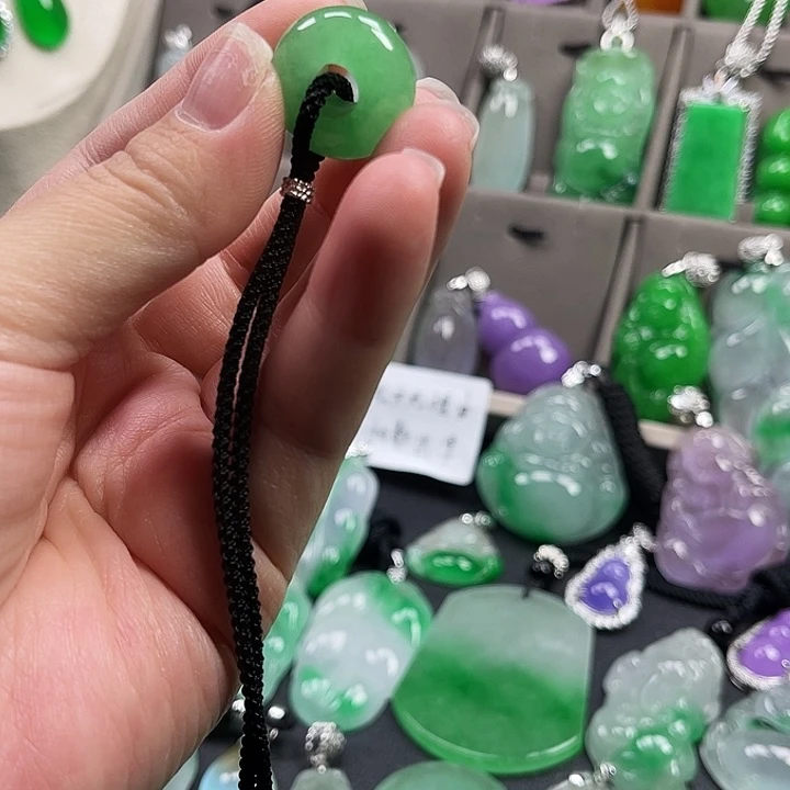 翡翠未镶嵌颈饰路路通