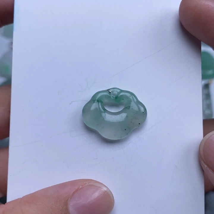 石英质玉未镶嵌颈饰锁包
