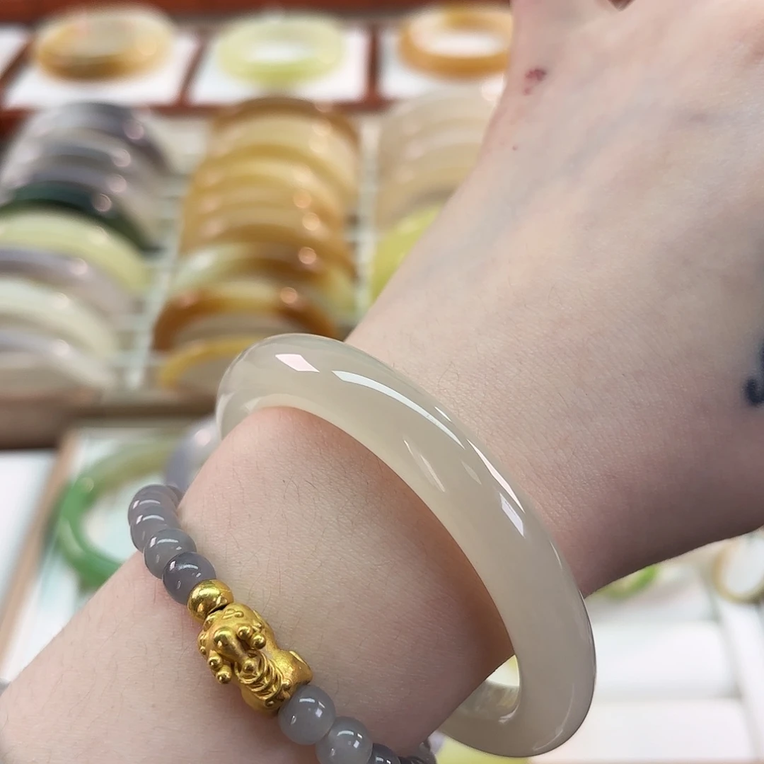 和田玉未镶嵌手镯【冰粉 肉眼再粉些】