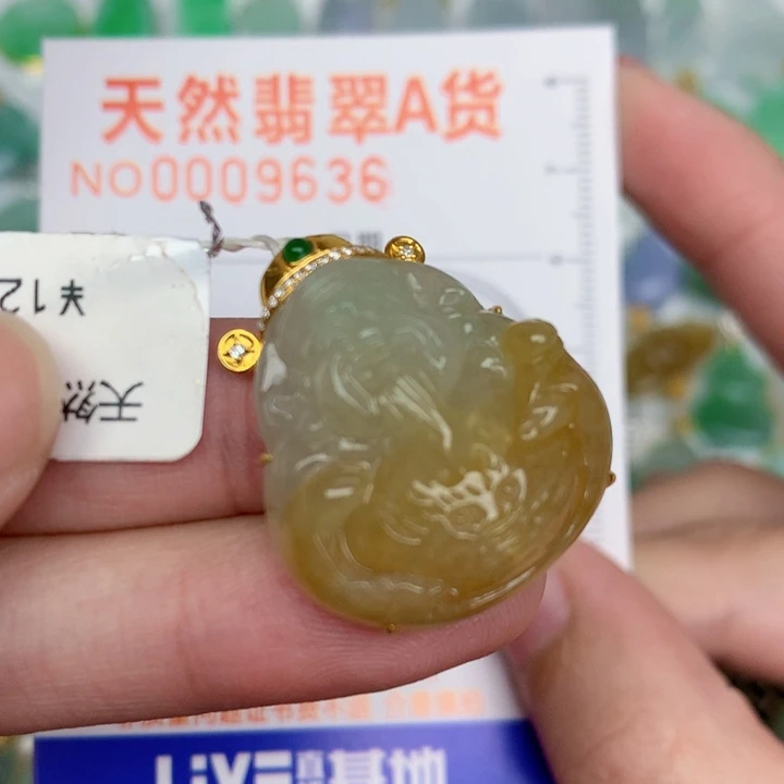 颈饰18K金镶嵌翡翠财神