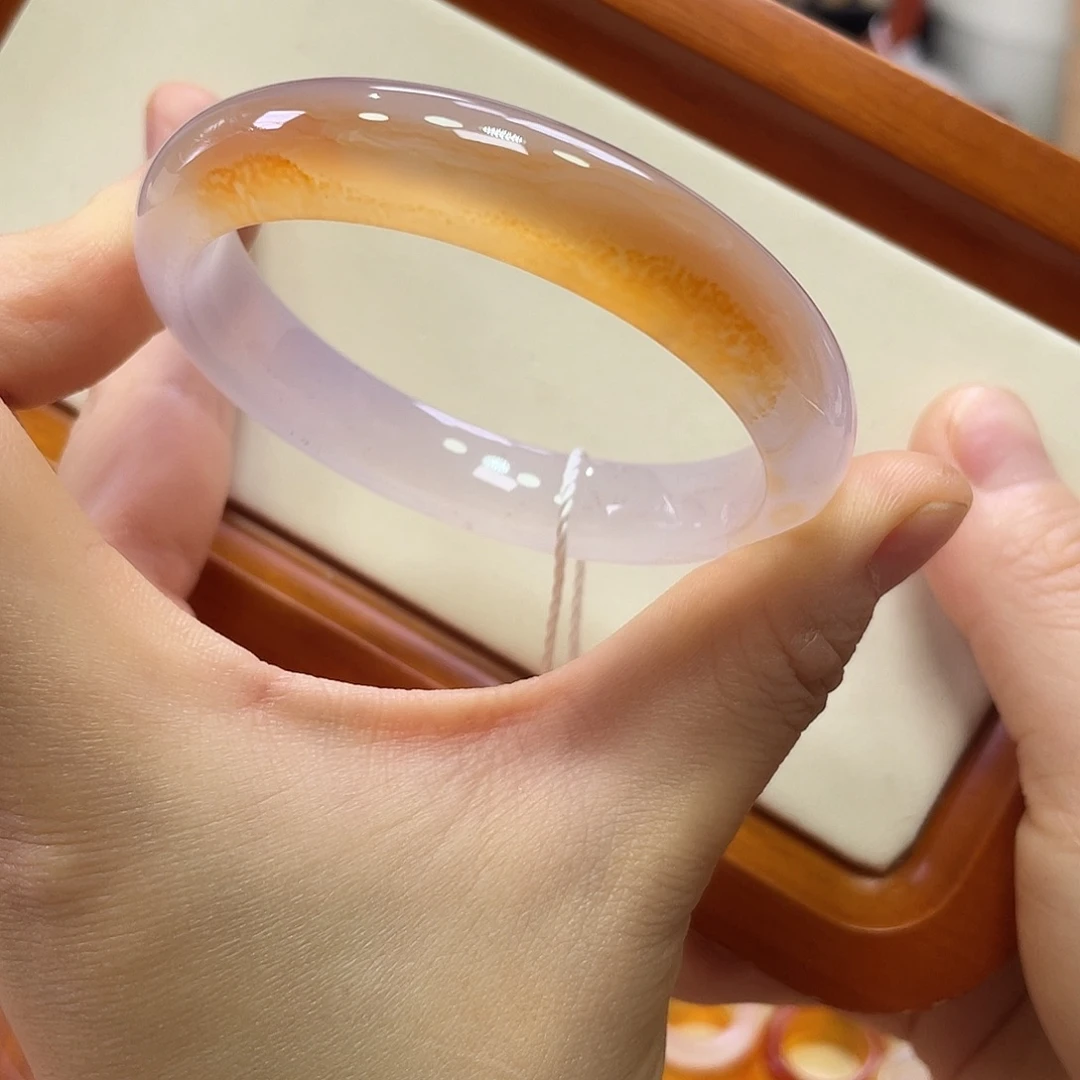 玛瑙/玉髓未镶嵌手镯不同角度不同光线下色不同