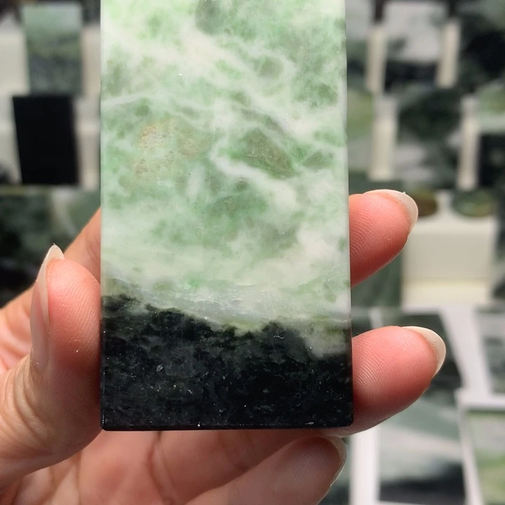 独山玉颈饰未镶嵌