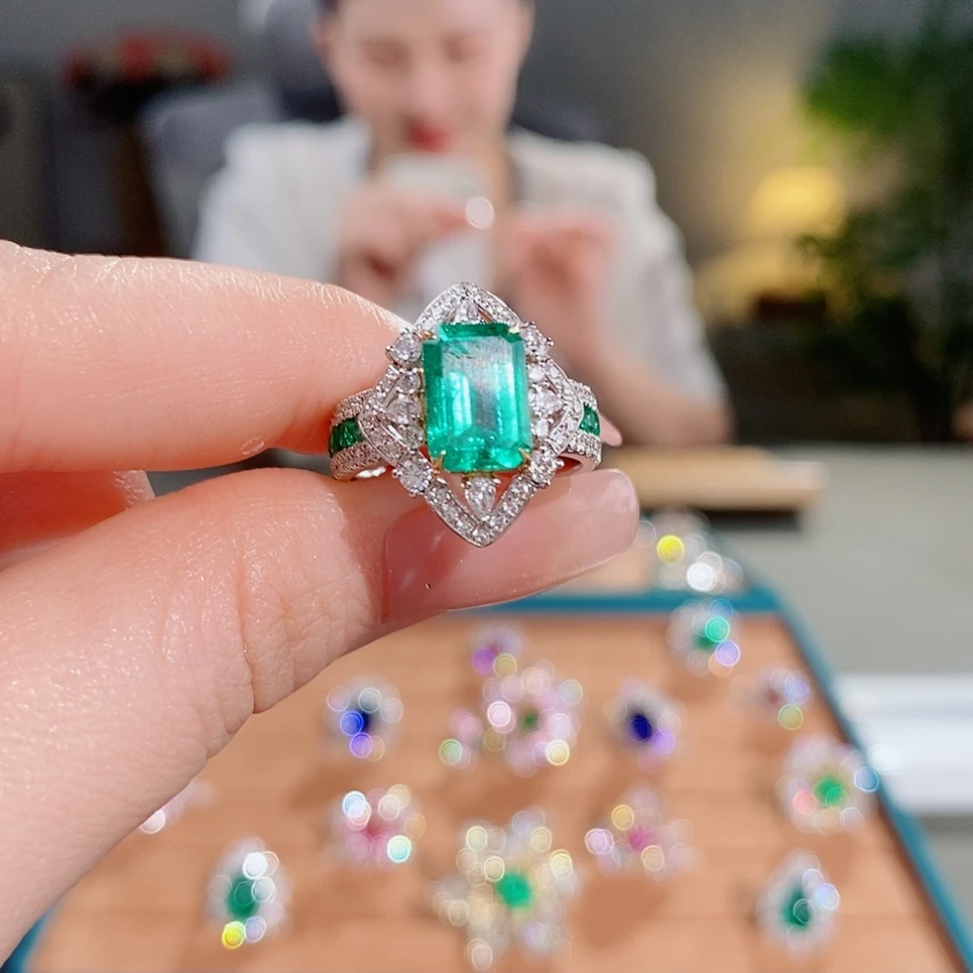 18K金镶嵌祖母绿戒指2.22ct
