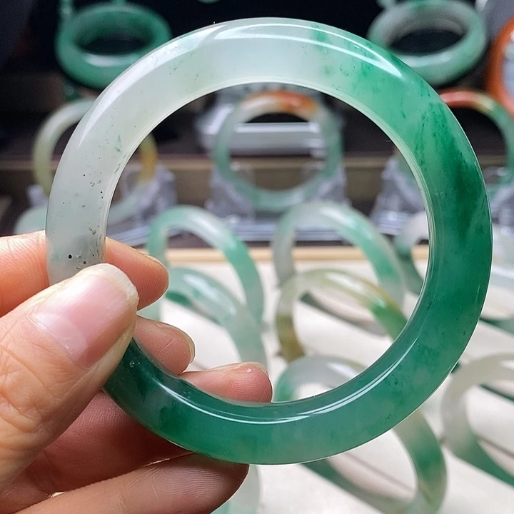 石英质玉（非洲翠）手镯未镶嵌