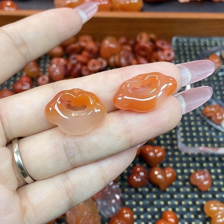 L***u南红玛瑙未镶嵌颈饰平安锁